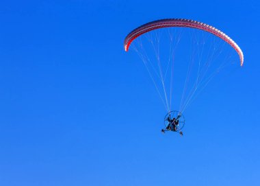 Spor paramotor ve mavi gökyüzü