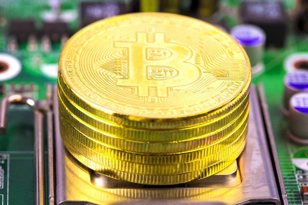 Bitcoin 개념-골드 동전, bitcoin 컴퓨터 회로 보드 — 스톡 사진