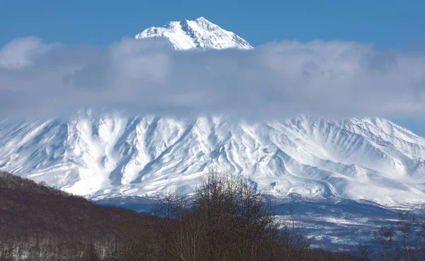 Chmury WPR na szczycie wulkanu Koryaksky — Zdjęcie stockowe