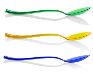 Bir basit parlak renkli plastik spoones beyaz arka plan üzerinde.