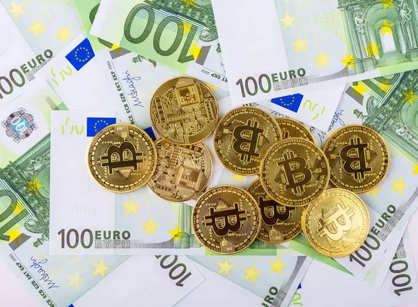Bitcoins 및 골드는 백 유로의 지폐의 배경. — 스톡 사진