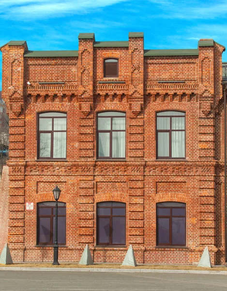 Fassade des dreistöckigen roten Backsteingebäudes — Stockfoto