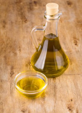 Ahşap arka plan üzerinde sağlıklı sızma zeytin yağı.