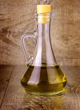 Ahşap yüzey üzerinde sağlıklı sızma zeytin yağı