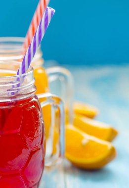 Taze ananas ve meyve ile bardaklarda çilek güler yüzlü 