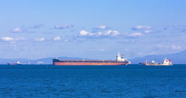 Boş konteynır yük gemisi bekliyor.