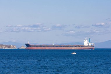 Boş konteynır yük gemisi bekliyor.