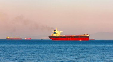 Boş konteynır yük gemisi bekliyor.