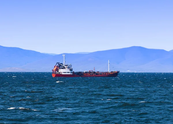 Bulk cargo ship to harbor quayside Vladivostok — Stock Photo, Image