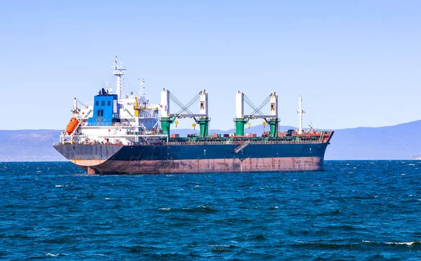 Bulk cargo ship to harbor quayside Vladivostok — Stock Photo, Image