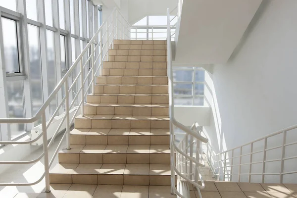 Escalera - salida de emergencia en el hotel, escalera de primer plano, escalera interior — Foto de Stock
