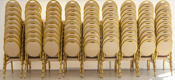 Składane krzesła biurowe przy ścianie — Zdjęcie stockowe