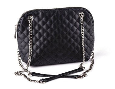 Beyaz arka planda zincirli siyah kadın çantası.