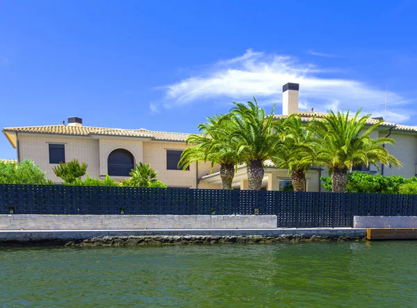 Huis met palm aan het water in het resort in Spanje — Stockfoto