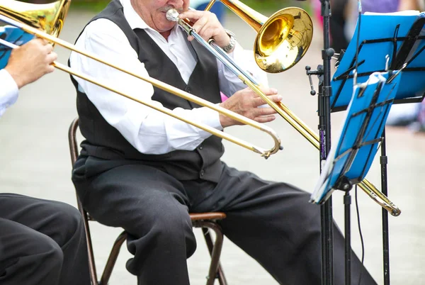 Selectieve focus. Muzikanten spelen in bovenkleding op straat — Stockfoto