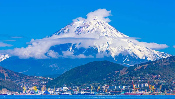 Vista panorámica de la ciudad Petropavlovsk-Kamchatsky y el volcán — Foto de Stock