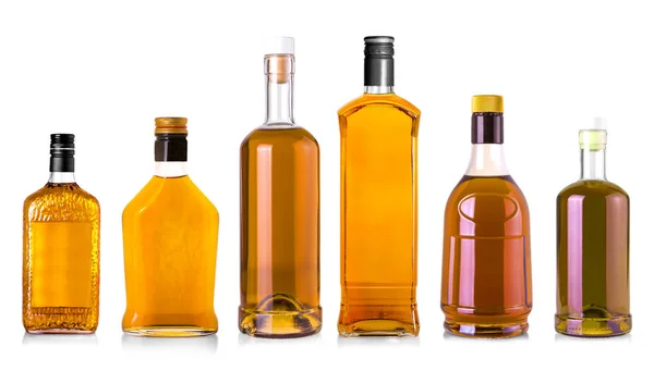 Полный бутылки виски изолированы на белом фоне Лицензионные Стоковые Изображения