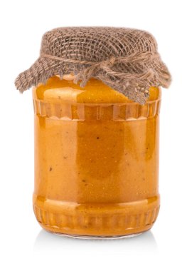 Beyaz arka planda kabak havyarı olan cam kavanoz.