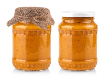 Beyaz arka planda kabak havyarı olan cam kavanoz.