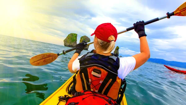 Woman Paddles Kayak Pacific Ocean — Stock Photo, Image