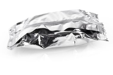 Beyaz arka planda izole edilmiş boş folyo poşet kahve poşeti. Paketleme şablonu modelleme koleksiyonu. Kırpma Yolu dahil. Alüminyum kahve paketi.