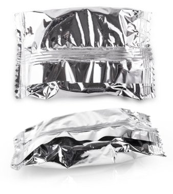 Beyaz arka planda izole edilmiş boş folyo poşet kahve poşeti. Paketleme şablonu modelleme koleksiyonu. Kırpma Yolu dahil. Alüminyum kahve paketi.