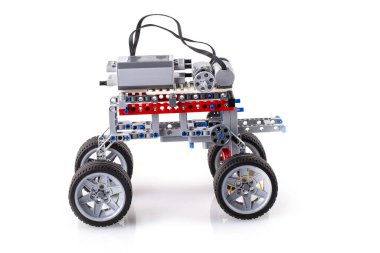 Çocuklar tarafından monte edilen yapı taşlarından yapılmış uzaktan kumandalı robot.