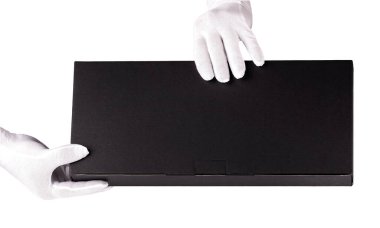 Beyaz arka planda siyah parsel kutusu olan beyaz eldivenli bir erkek.