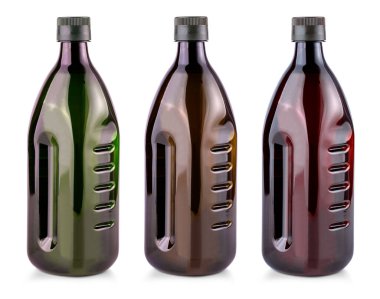 Beyaz zemin üzerinde zeytin yağı olan plastik şişeler.