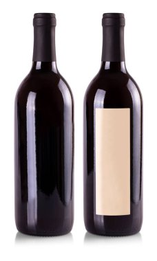 Beyaz arka planda kırmızı şarap şişeleri.