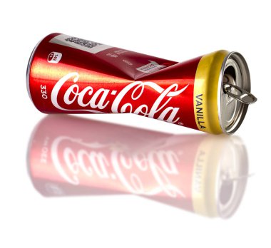 KAMCHATKA, RUSSIA - 17 Mayıs 2020: Geri dönüşüm kutusu, Buruşmuş alüminyum kutu. Coca Cola, 1886 yılında eczacı tarafından kurulan bir içecek şirketidir..
