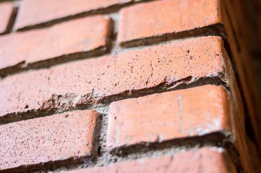 Doku ve tuğla yüzeyinde