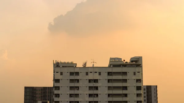 Gebäude Und Himmel Mit Sonnenuntergang — Stockfoto