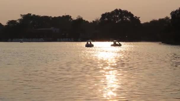 Silhouette Boat Floating Lake Reflection Sunrise Time — ストック動画