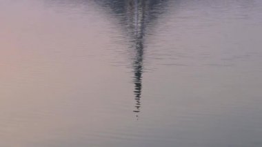 Su yüzeyi. Yansıtıcı su yüzeyine dalgalar ve dalgalarla yakından bakın. ve gün batımı.