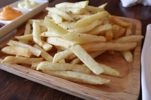 Tahtada Patates Kızartması Ahşap Masa Arkasında — Stok fotoğraf