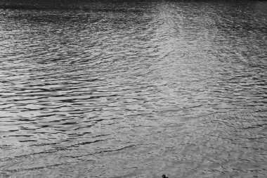 Gün batımı ile su yüzeyi