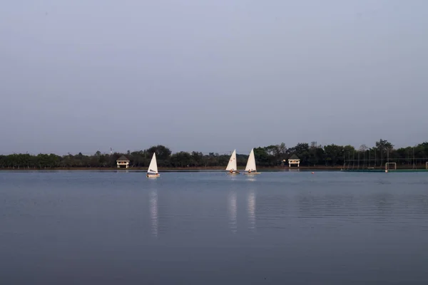 白色帆船在湖中抛锚的空中景观 — 图库照片