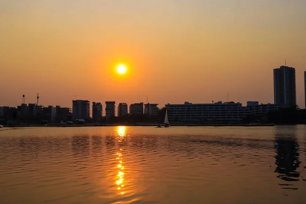 Stadtbild Modernes Wohnhaus Der Nähe Eines Sees Bei Sonnenuntergang Dämmerung — Stockfoto