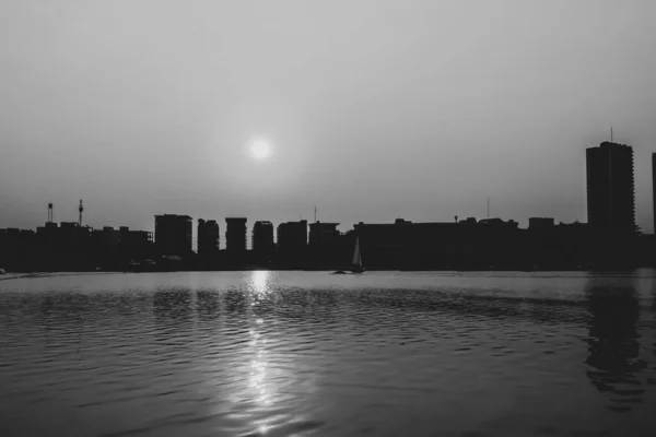 Cityscape Moderno Edificio Apartamentos Cerca Lago Atardecer Crepúsculo Con Fondo —  Fotos de Stock