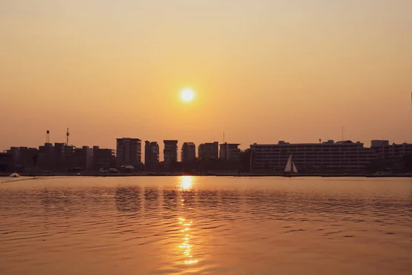 Cityscape Moderno Edificio Apartamentos Cerca Lago Atardecer Crepúsculo Con Fondo —  Fotos de Stock