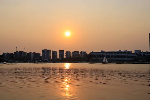 Günbatımı Alacakaranlığı Altında Gölün Yanındaki Modern Apartman Binası Arka Planda — Stok fotoğraf