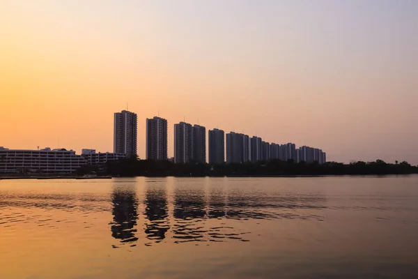 Cityscape Moderno Edificio Apartamentos Cerca Lago Atardecer Crepúsculo Con Fondo —  Fotos de Stock