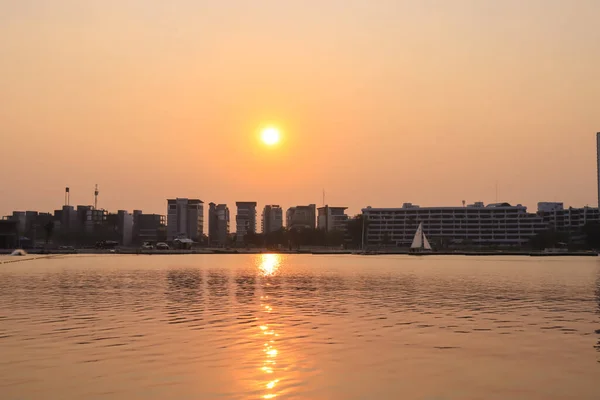 Stadtbild Modernes Wohnhaus Der Nähe Eines Sees Bei Sonnenuntergang Dämmerung — Stockfoto