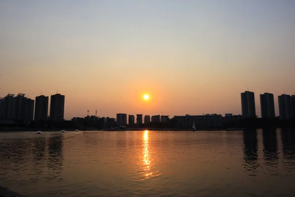 Cityscape Moderno Edificio Apartamentos Cerca Lago Atardecer Crepúsculo Con Fondo —  Fotos de Stock