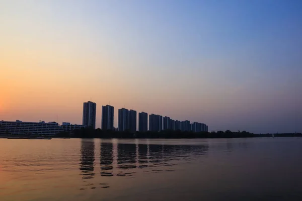 Cityscape Edifício Apartamentos Moderno Perto Lago Sob Crepúsculo Crepúsculo Com — Fotografia de Stock