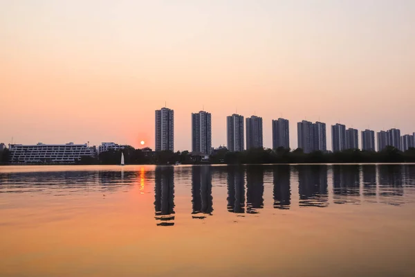 Cityscape Moderno Edificio Apartamentos Cerca Lago Atardecer Crepúsculo Con Fondo — Foto de Stock