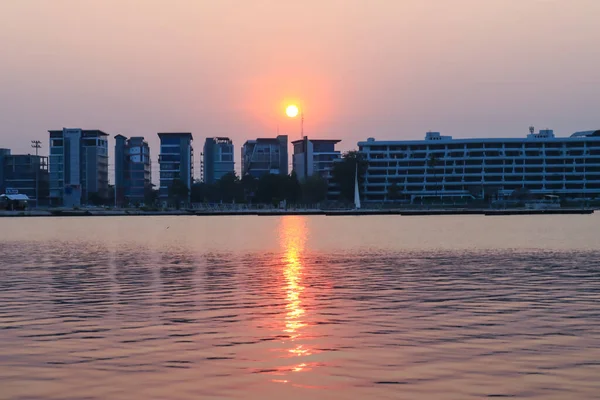 Günbatımı Alacakaranlığı Altında Gölün Yanındaki Modern Apartman Binası Arka Planda — Stok fotoğraf