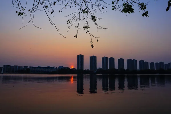 Cityscape Edifício Apartamentos Moderno Perto Lago Sob Crepúsculo Crepúsculo Com — Fotografia de Stock