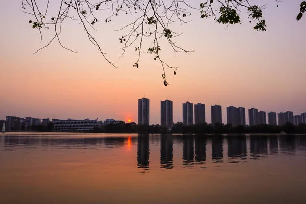 Cityscape Edifício Apartamentos Moderno Perto Lago Sob Crepúsculo Crepúsculo Com — Fotografia de Stock